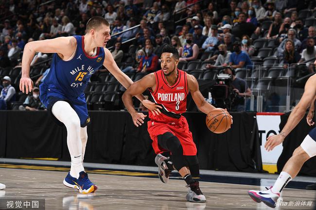 教练团队必 教练团队必